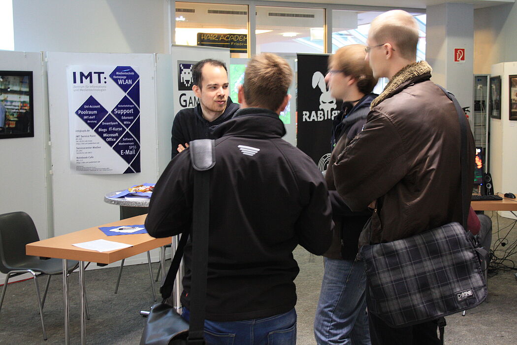 Foto (Christian Ritter): Julian Bornemeier (links) im Gespräch mit Studenten.