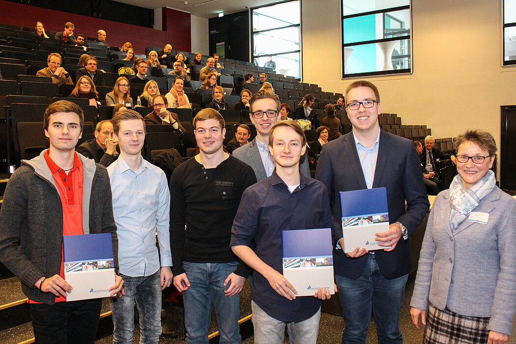 Foto (Universität Paderborn, Johannes Pauly): Innovationspreis für Studierende (v. l.): Sven Vinkemeier Christian Brüggemann, Michél Burkhardt, Hendrik Risse, Andre Timofeev, Marco Kerkemeier und Prof. Dr. Gudrun Oevel.