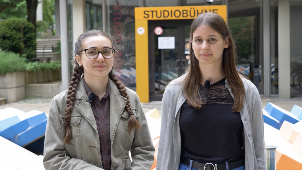 Denise Socaciu & Antonia Gäbel moderieren auf dem Campus.