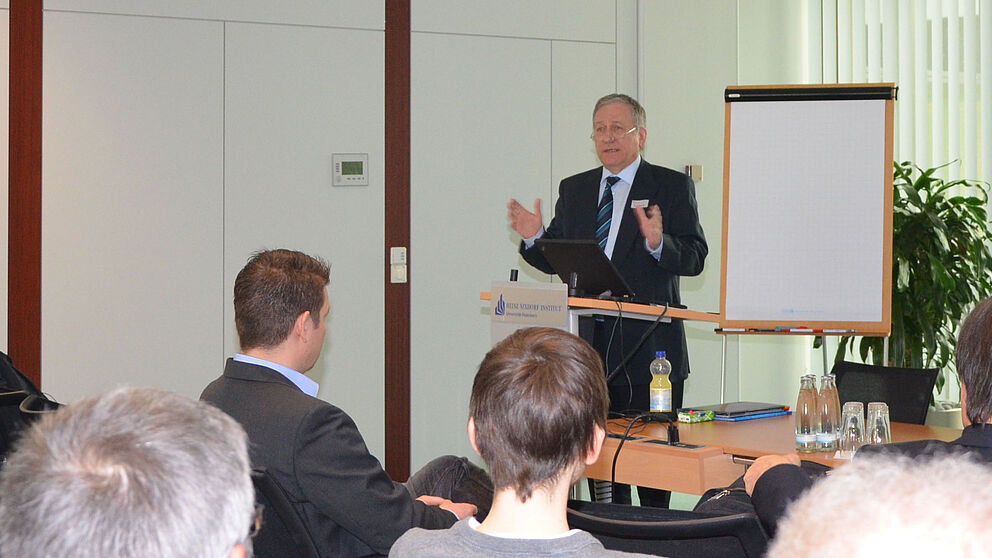 Foto (Universität Paderborn, Jana Neuhaus): Dr. Michael Laska referiert bei einem Tag der IT-Sicherheit.