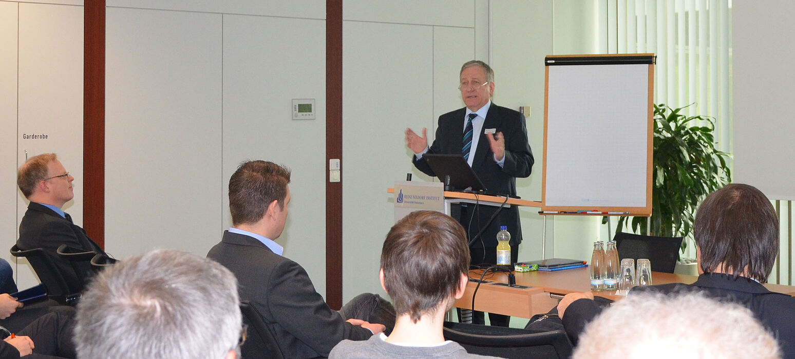 Foto (Universität Paderborn, Jana Neuhaus): Dr. Michael Laska referiert bei einem Tag der IT-Sicherheit.