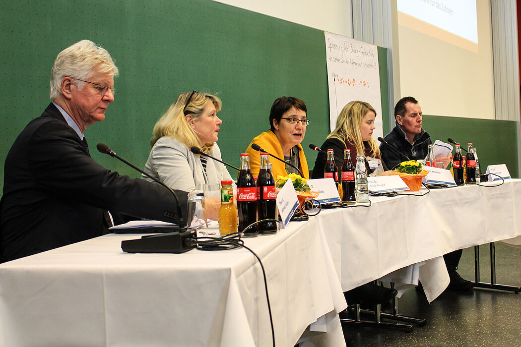 Foto (Universität Paderborn, Johannes Pauly): Podiumsdiskussion auf dem Tag der Lehre (v. l.): Prof. Dr. Wilfried Müller, Dr. Sigrun Nickel, Prof. Dr. Riegraf, Janina Beckmeier und Prof. Dr. Holger Burckhart.