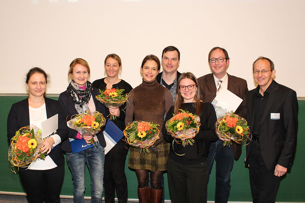 Foto (Universität Paderborn, Johannes Pauly): Förderpreis „Innovation und Qualität in der Lehre“ (v. l.): Dr. Agnes Szabone Varnai, Prof. Dr. Eva Blumberg, Prof. Dr. Constanze Niederhaus, Dr. Sigrid Behrent, Roland Richter, Dr. Marta Famula, Prof. 