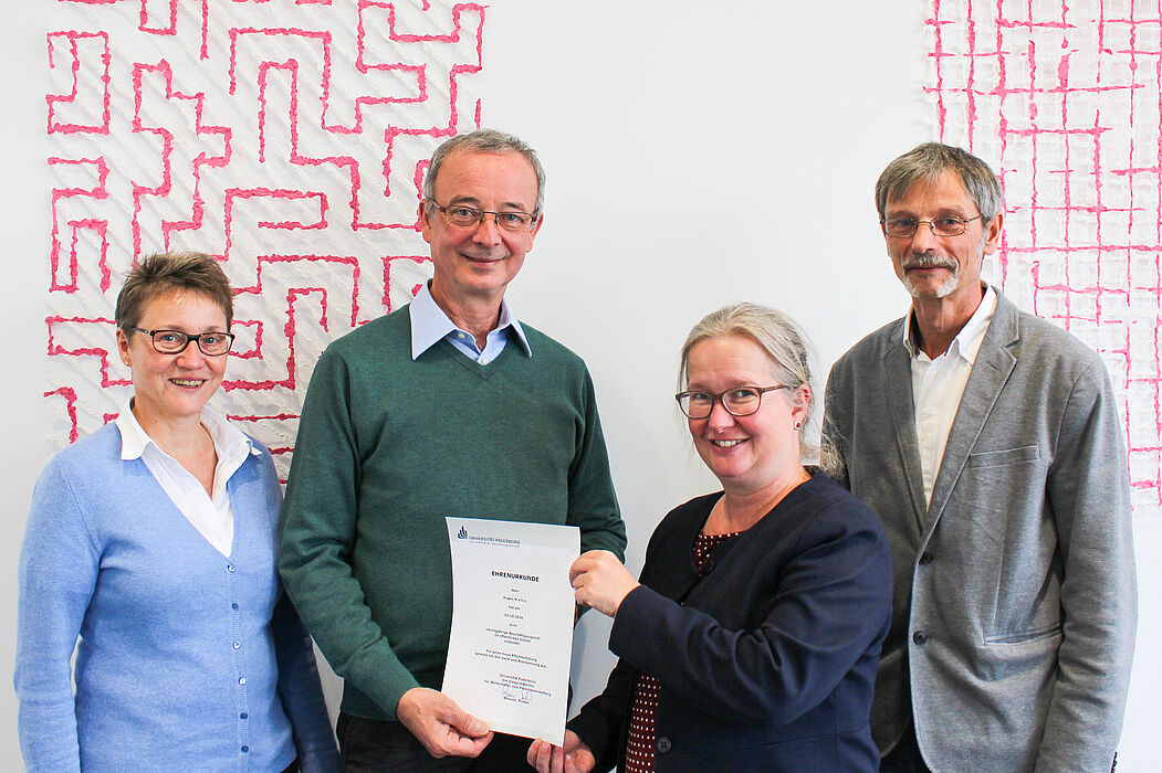 Foto (Universität Paderborn, Johannes Pauly): Glückwünsche zum 40-jährigen Dienstjubiläum – (v. l.) Prof. Dr. Gudrun Oevel, Leiterin des Zentrums für Informations- und Medientechnologien (IMT), Eugen Hahn, Vizepräsidentin Simone Probst und Kurt E