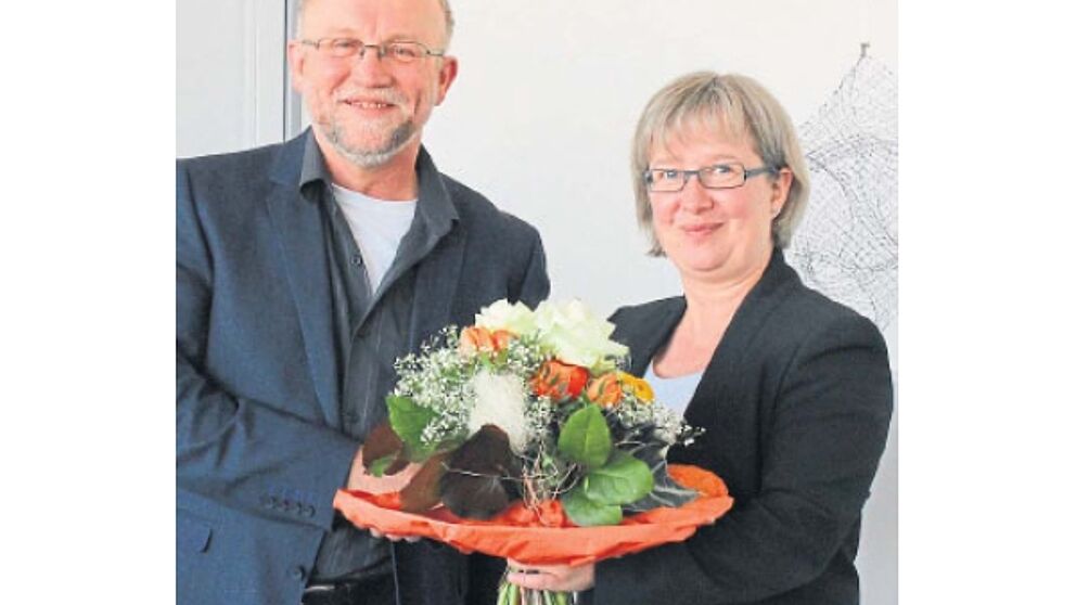 Foto (Universität Paderborn, Thomas Strauch): Vizepräsidentin Simone Probst beglückwünschte Dienstjubilar Alfons Schmidt.
