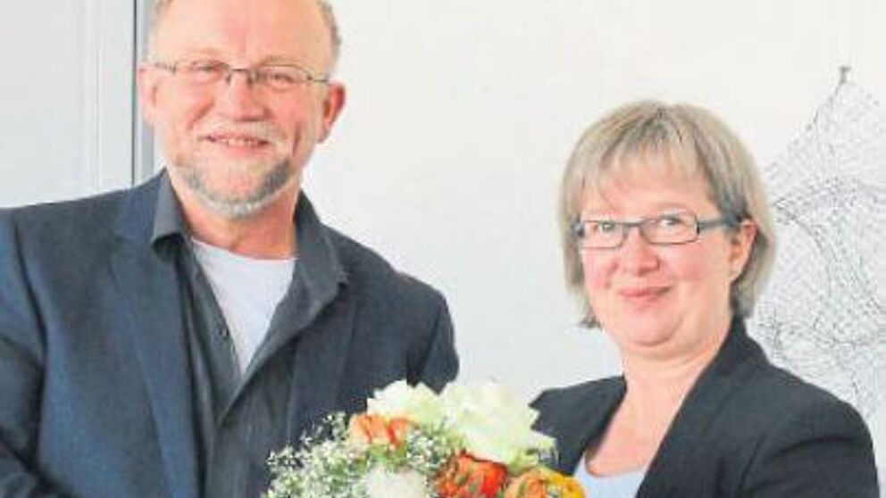 Foto (Thomas Strauch): Vizepräsidentin Simone Probst hat Dienstjubilar Alfons Schmidt beglückwünscht.