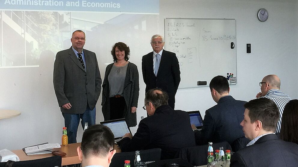 Foto (Ingrid Kelsey): Wissenschaftskonferenz zur digitalen Austauschplattform CERES vom 24. bis 26. April 2017 an der Universität Paderborn, von links nach rechts: Konferenzleiter Prof. Dr. Prof. E. h. Dr. h. c. mult. Klaus Rosenthal, Prof. Dr. Caren Sur