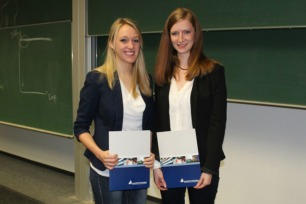 Foto (Universität Paderborn, Ricarda Michels): TurorInnen-Zertifizierung "T-Cert" für Juliana Ledigen (l.) und Anna Bäumler (r.).