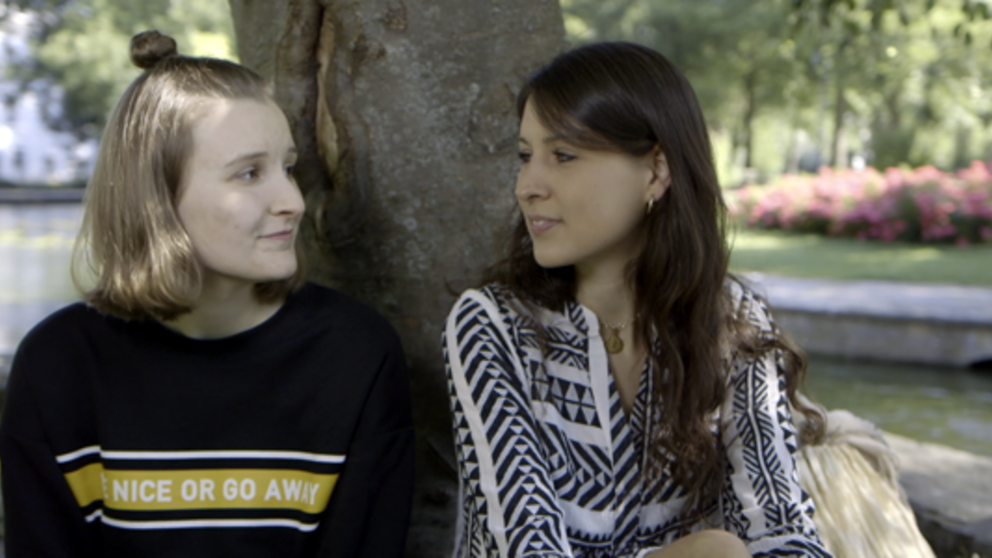Foto: Tatjana Meyer (links) und Judith Förster moderieren aus dem Paderborner Paderquellgebiet.