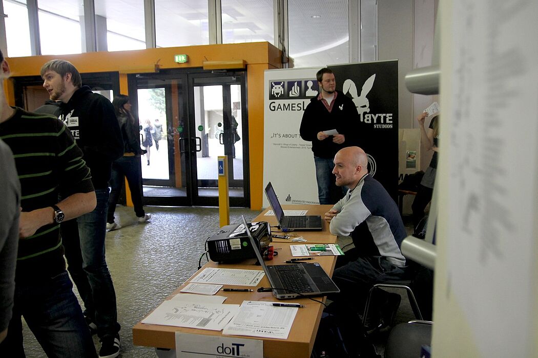 Foto (Lena Schäfer): Florian Würminghausen (am Tisch sitzend), Dominic Weiß (links), Lukas Kemper (hinten).