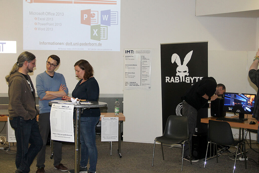 Foto (Lena Schäfer): (von links nach rechts) Christian Ritter, Paul Hemsen, Christine Windhorn und Julian Bornemeier auf dem „Markt der Möglichkeiten 2014“.