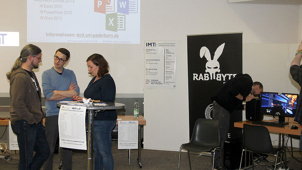 Foto (Lena Schäfer): (von links nach rechts) Christian Ritter, Paul Hemsen, Christine Windhorn und Julian Bornemeier auf dem „Markt der Möglichkeiten 2014“.