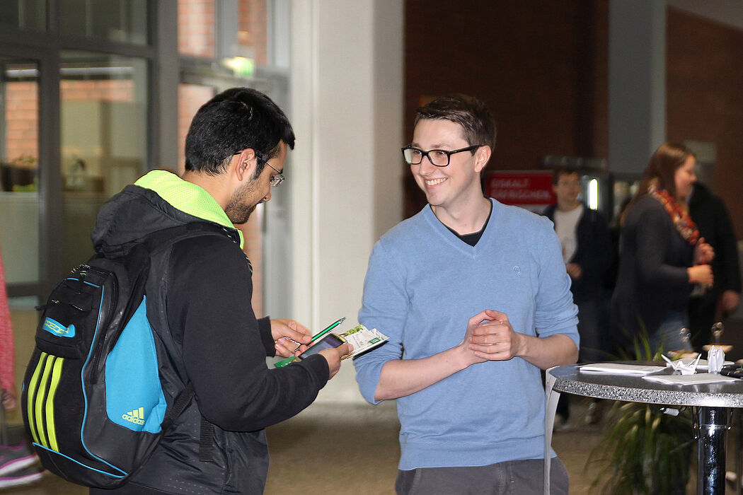 Foto (Lena Schäfer): Paul Hemsen (r.) im Gespräch mit einem Studenten.