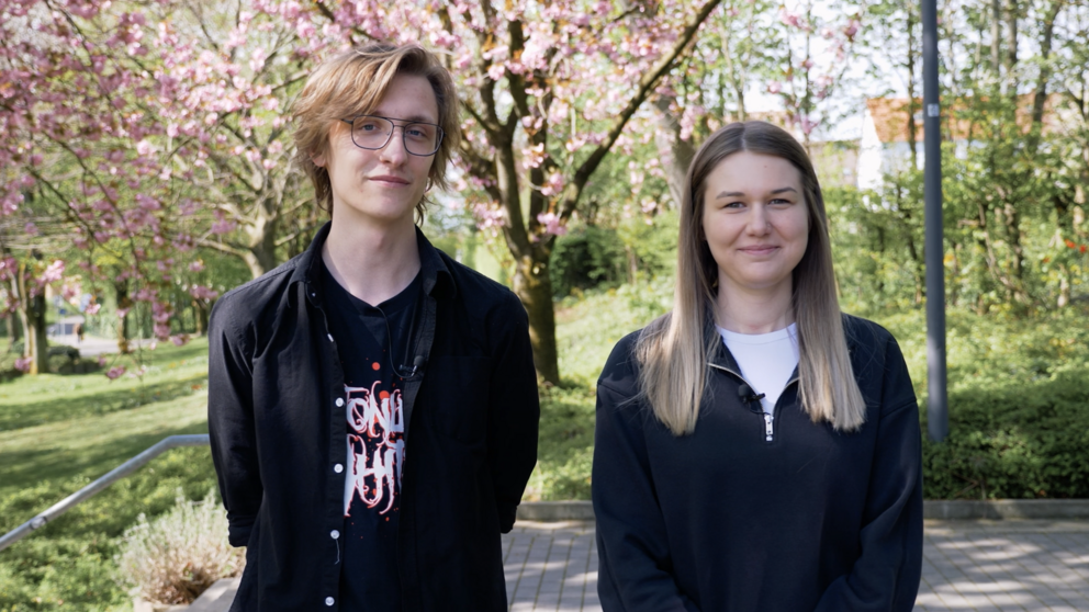 Blickfang-Moderator*innen Jonas Mikolajczak & Vanessa Gehres (von links) im Frühlings-Modus