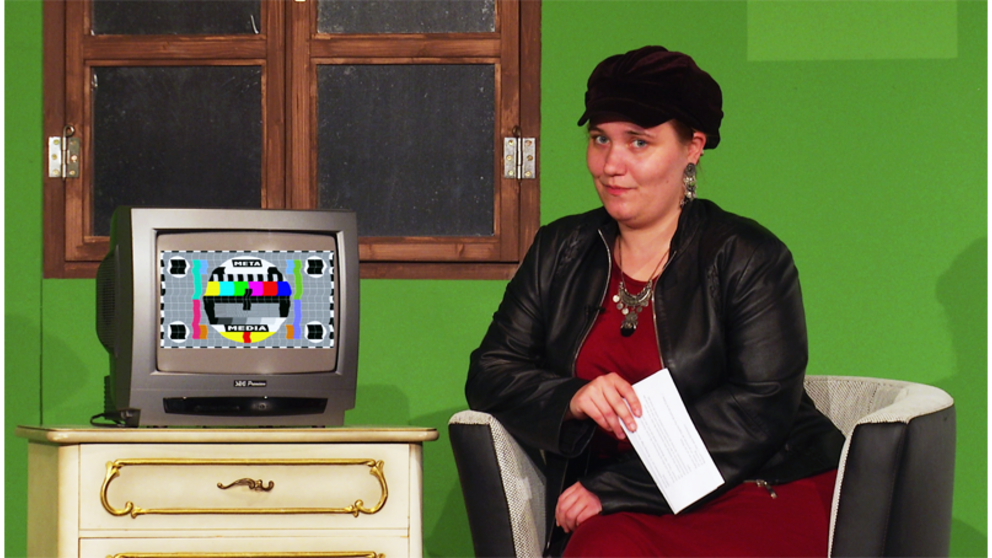 Foto: Moderatorin Johanna Seibel in den Kulissen der Studiobühne der UPB.