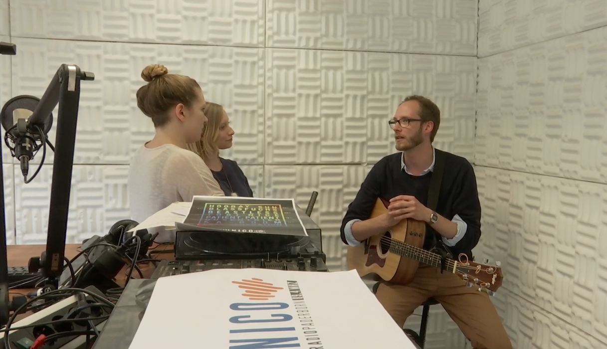 Die Moderatorinnen Jasmin und Sabine interviewen Jan Kalter (Hooray Sun) im L’UniCo-Studio auf H1.