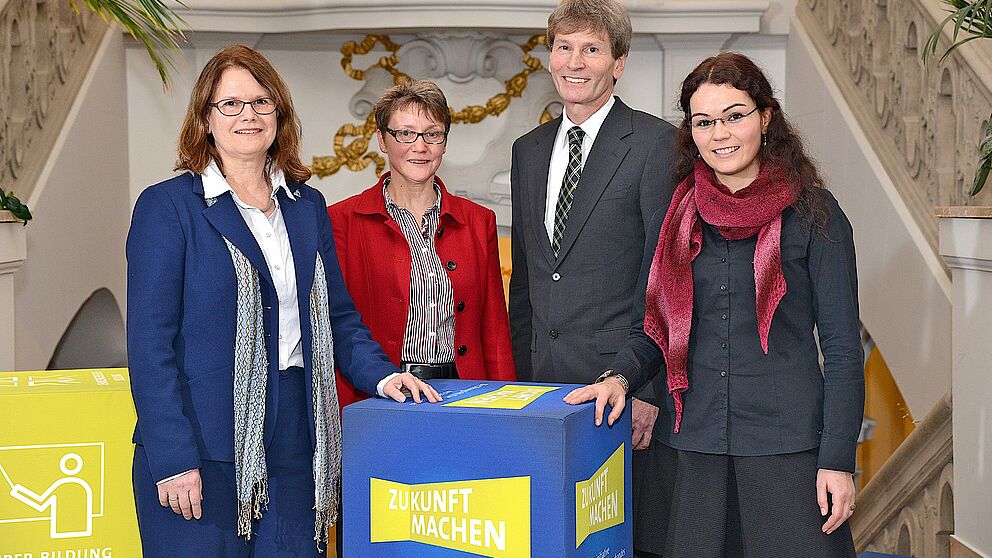 Foto (Oliver Hein/Stifterverband für die Deutsche Wissenschaft): Nahmen in Berlin für die Universität Paderborn die Auszeichnung des Stifterverbandes entgegen (v. li.): Prof. Dr. Dorothee M. Meister, Prof. Dr. Gudrun Oevel, Prof. Dr. Nikolaus Risch und