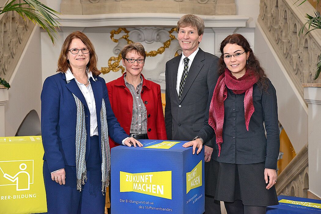 Foto (Oliver Hein/Stifterverband für die Deutsche Wissenschaft): Nahmen in Berlin für die Universität Paderborn die Auszeichnung des Stifterverbandes entgegen (v. li.): Prof. Dr. Dorothee M. Meister, Prof. Dr. Gudrun Oevel, Prof. Dr. Nikolaus Risch und