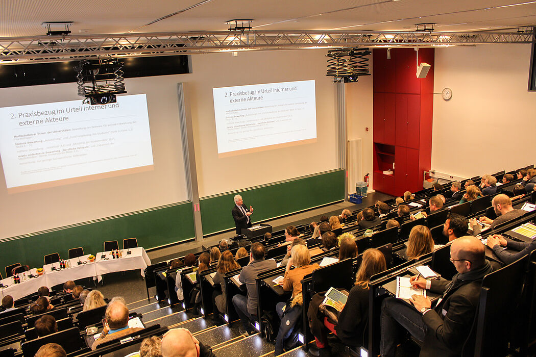 Foto (Universität Paderborn, Johannes Pauly): Wege bereiten – Lehre gestalten: Prof. Dr. Wilfried Müller in seiner Keynote: „Zwischen Bildungsansprüchen, Berufsqualifizierung und Employability: Akteure auf dem Campus ratlos?“