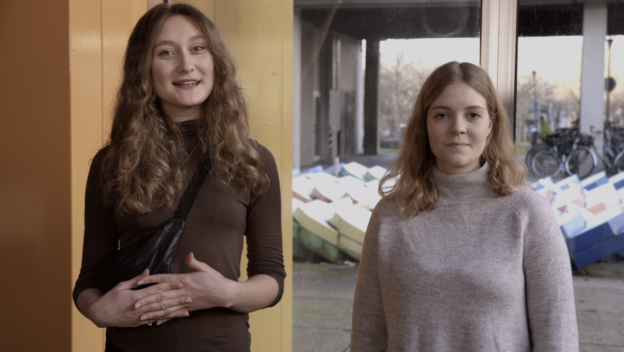 Foto: Blickfang-Moderatorinnen Felicia Kret & Talea Rullkötter (von links) auf dem Campus.