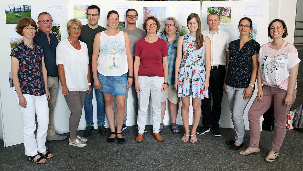 Foto (Heiko Appelbaum): Die Organisatorinnen Dr. Yvonne Koch und Sandra Bischof (v. r.) im Kreise der ausgezeichneten Fotografinnen und Fotografen. 2. und 3. v. l.: Klaus Krome und Helga Tebbe-Dietrich vom IMT.