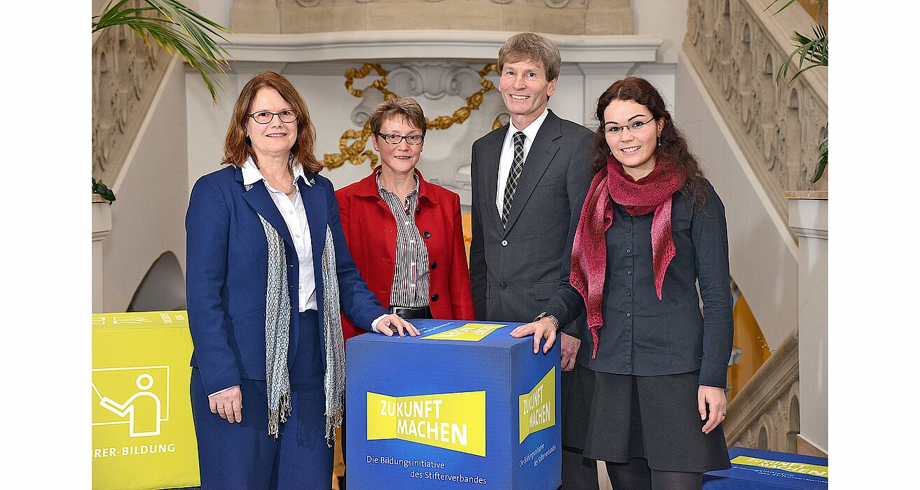 Foto (Oliver Hein/Stifterverband für die Deutsche Wissenschaft): Nahmen in Berlin für die Universität Paderborn die Auszeichnung des Stifterverbandes entgegen (v. li.): Prof. Dr. Dorothee M. Meister, Prof. Dr. Gudrun Oevel, Prof. Dr. Nikolaus Risch und