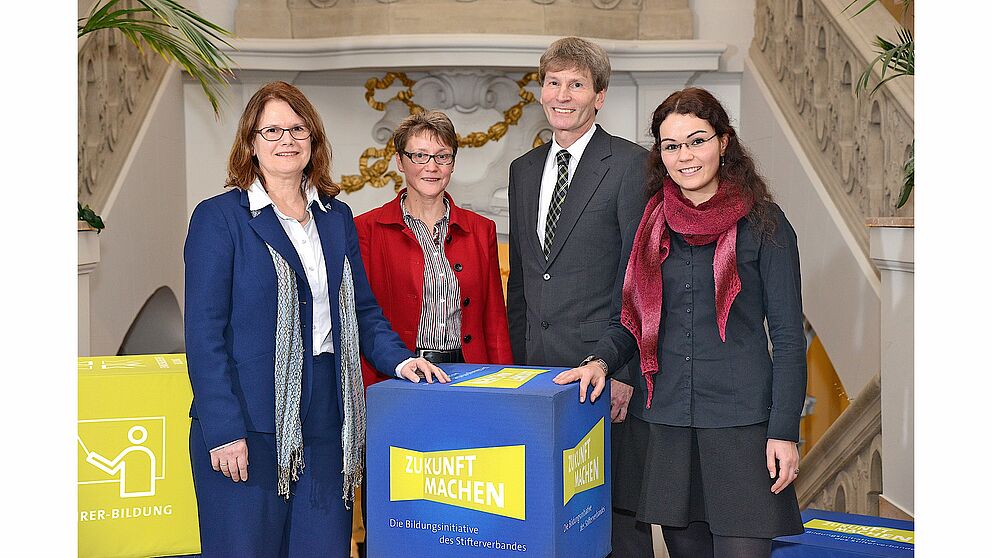 Foto (Oliver Hein/Stifterverband für die Deutsche Wissenschaft): Nahmen in Berlin für die Universität Paderborn die Auszeichnung des Stifterverbandes entgegen (v. li.): Prof. Dr. Dorothee M. Meister, Prof. Dr. Gudrun Oevel, Prof. Dr. Nikolaus Risch und
