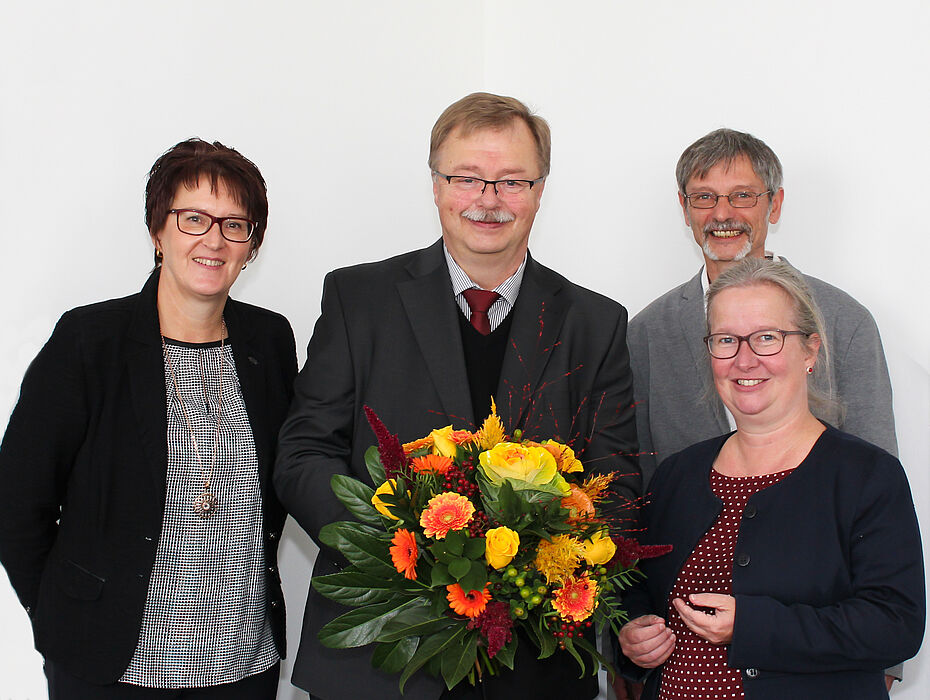 Foto (Universität Paderborn, Johannes Pauly): Ebenfalls Glückwünsche zum 40-jährigen Dienstjubiläum – (v. l.) Dr. Martina-Gerdes-Kühn, Dezernentin Gebäudemanagement, Betriebstechnik, Arbeits- und Umweltschutz, Josef Huneke, Kurt Eschebach, Vorsit