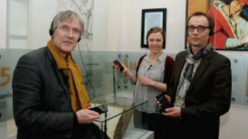 Bild (Leskovsek): Erläuternde Texte zur Ausstellung auf Haus Nottbeck: (v. l.) Dr. Thomas Strauch, Saskia Lippold (wissenschaftliche Volontärin) und Dirk Bogdanski lauschen dem Hörspiel zur Kölner Bibel.