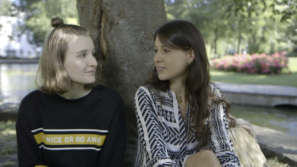 Foto: Tatjana Meyer (links) und Judith Förster moderieren aus dem Paderborner Paderquellgebiet.