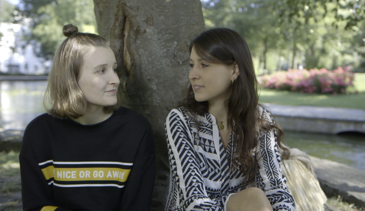 Foto: Tatjana Meyer (links) und Judith Förster moderieren aus dem Paderborner Paderquellgebiet.