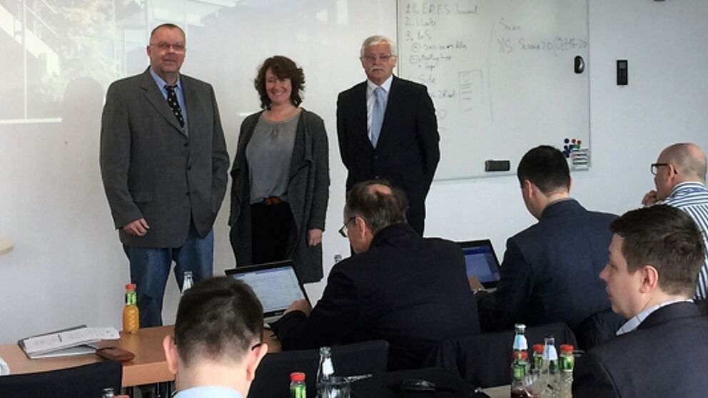 Foto (Ingrid Kelsey): Wissenschaftskonferenz zur digitalen Austauschplattform CERES vom 24. bis 26. April 2017 an der Universität Paderborn, von links nach rechts: Konferenzleiter Prof. Dr. Prof. E. h. Dr. h. c. mult. Klaus Rosenthal, Prof. Dr. Caren Sur