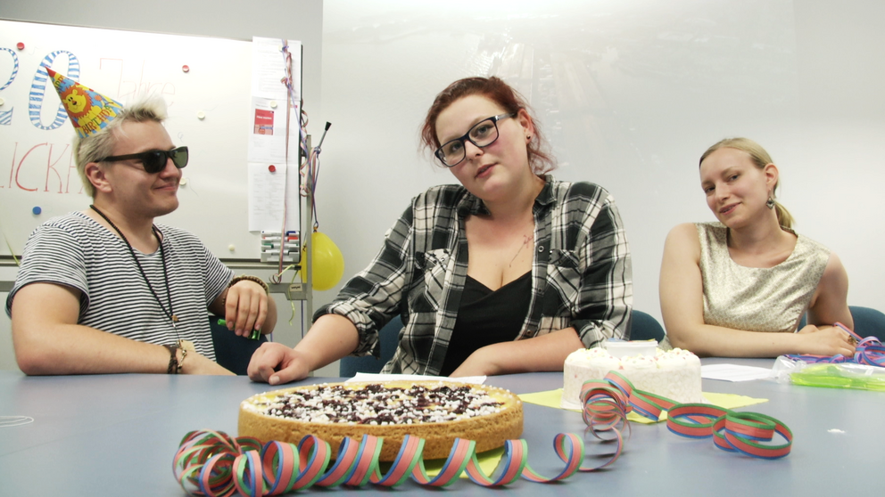 Abbildung: Die Moderator/innen von Blickfang feiern Geburtstag: Freddy, Sophie und Sabine (von links).