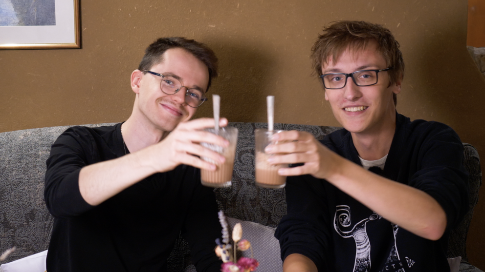 Blickfang-Moderatoren Fabian Simshäuser & Jonas Mikolajczak (von links) genießen regionale Milchprodukte