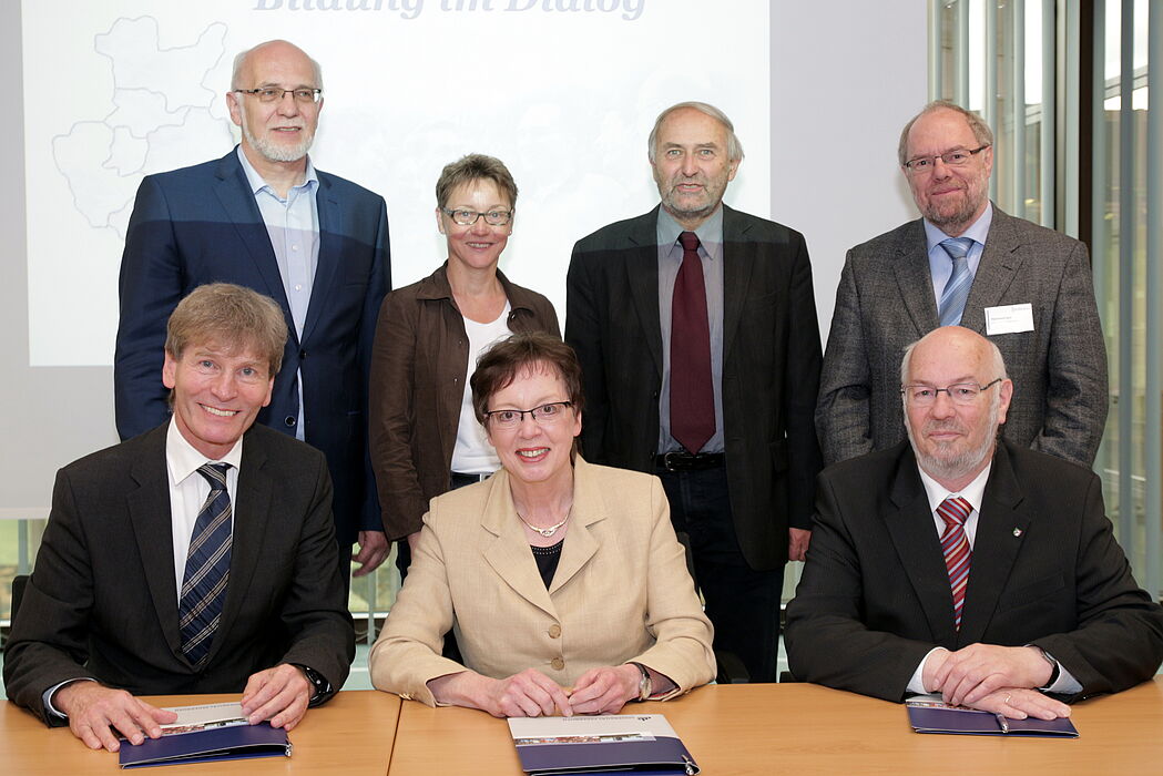 Foto (Universität Paderborn, Vanessa Dreibrodt): Arbeiten gemeinsam an der Bildungspartnerschaft: (v. li.): vorn: Prof. Dr. Nikolaus Risch, Präsident der Universität Paderborn, Marianne Thomann-Stahl, Regierungspräsidentin, Andreas Keil, Geschäftsfü