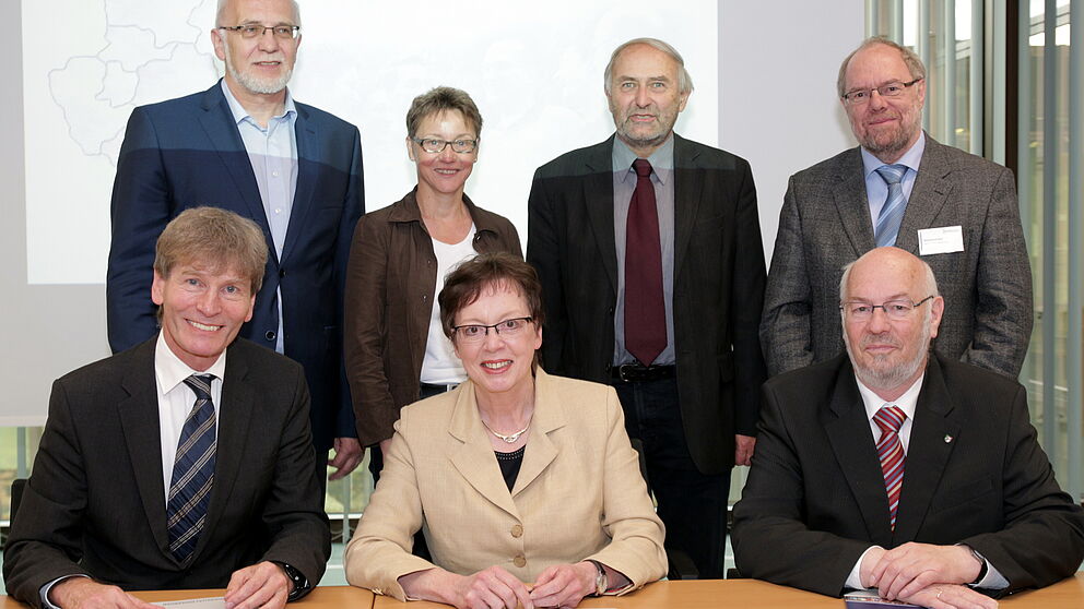 Foto (Universität Paderborn, Vanessa Dreibrodt): Arbeiten gemeinsam an der Bildungspartnerschaft: (v. li.): vorn: Prof. Dr. Nikolaus Risch, Präsident der Universität Paderborn, Marianne Thomann-Stahl, Regierungspräsidentin, Andreas Keil, Geschäftsfü