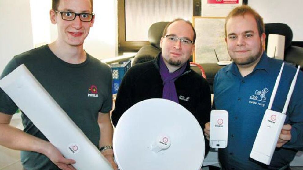 Foto (Götte): Bestens gerüstet: (v. l.) Tobias Hardes, Maximilian Wilhelm und Helge Jung setzen sich erfolgreich für Freifunk im Hochstift ein.