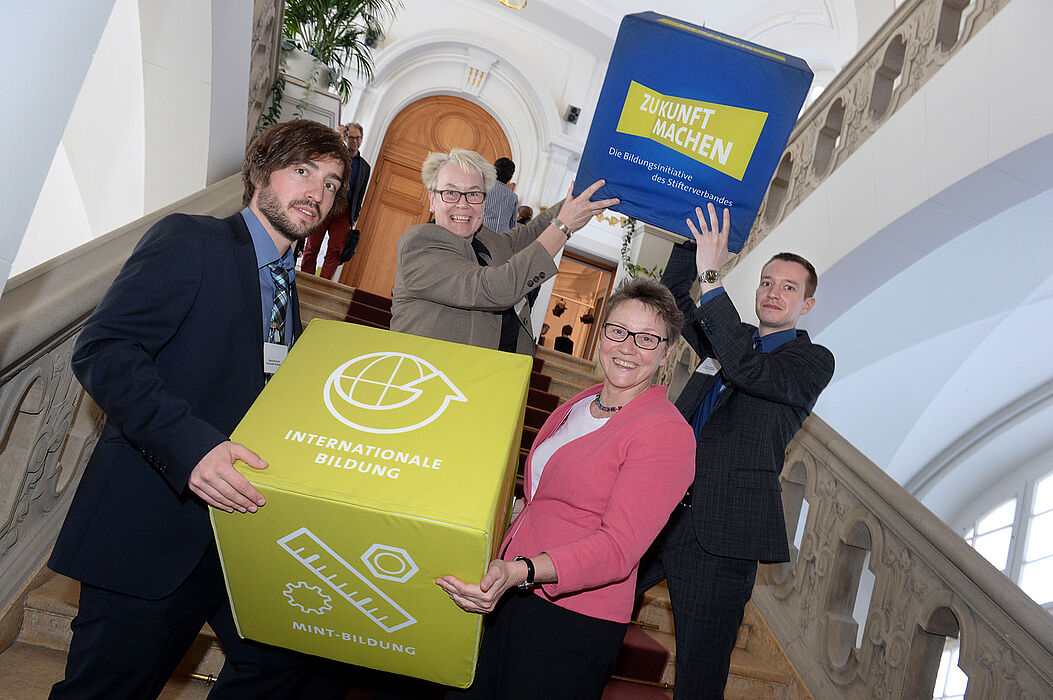 Foto (David Ausserhofer/Stifterverband): Nahmen in Berlin den Preis des Stiftverbandes entgegen: Daniel Nickchen, Prof. Dr. Bärbel Mertsching, Prof. Dr. Gudrun Oevel und Markus Hennig (v. l.).