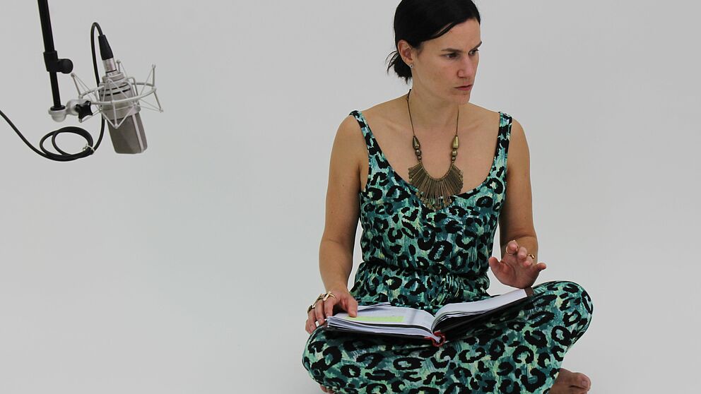 Foto (Universität Paderborn, Thomas Strauch): Schauspielerin Julia Rehn verkörpert in der vom IMT produzierten Video-Inszenierung die Autorin Else Lasker-Schüler.