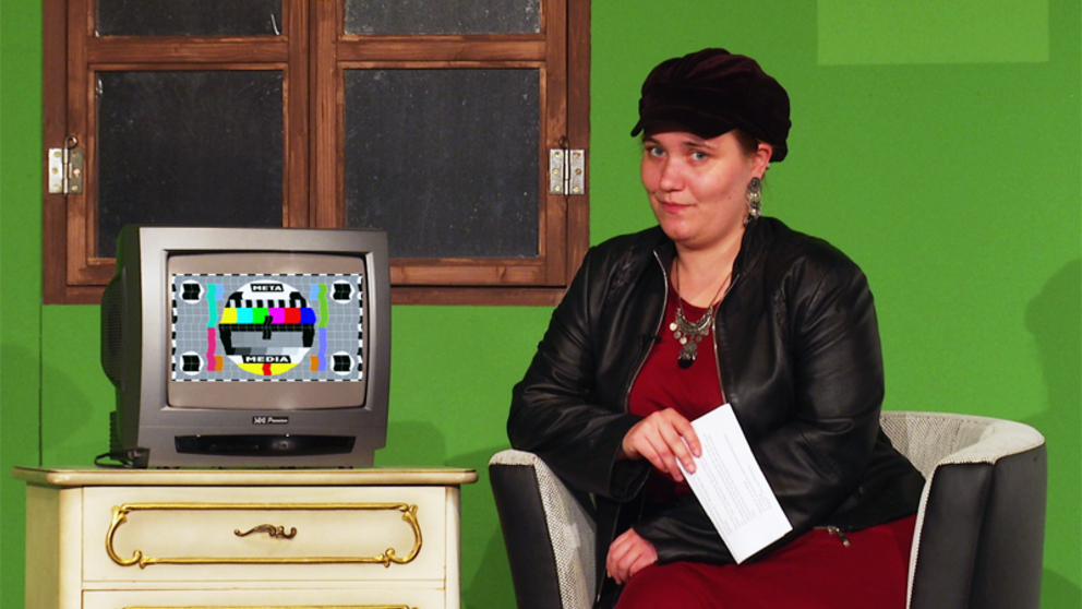 Foto: Moderatorin Johanna Seibel in den Kulissen der Studiobühne der UPB.