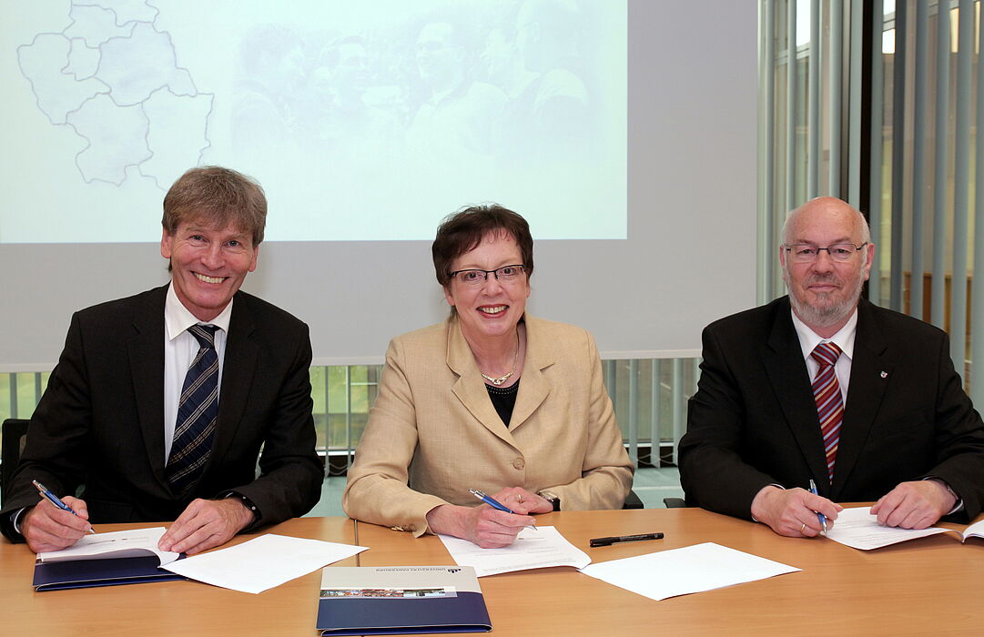 Foto (Universität Paderborn, Vanessa Dreibrodt): Arbeiten gemeinsam an der Bildungspartnerschaft: (v. li.): vorn: Prof. Dr. Nikolaus Risch, Präsident der Universität Paderborn, Marianne Thomann-Stahl, Regierungspräsidentin, Andreas Keil, Geschäftsfü