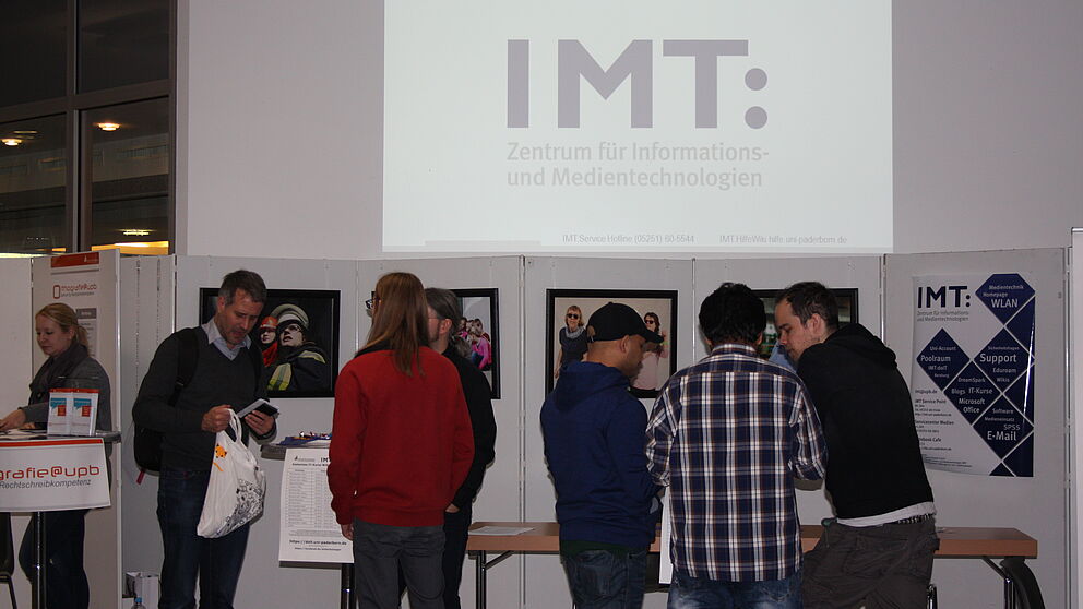 Foto (Christian Ritter): Henning Vreyborg (Dritter von links) und Julian Bornemeier (Erster von rechts) mit Studenten.