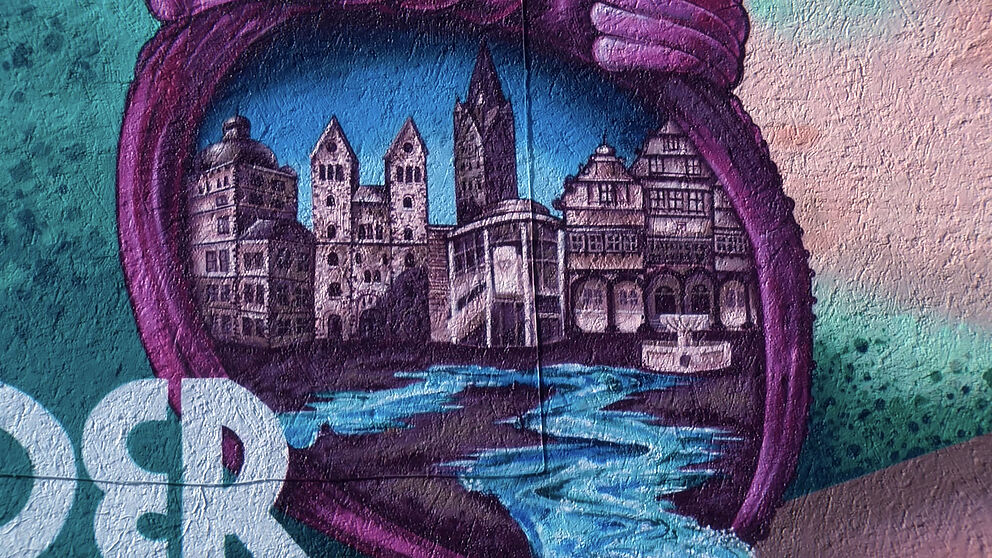 Die Blickfang-Redaktion hat ein Herz für lokale Kunst und Kultur (Graffiti „Das Herz im Paderquellgebiet“).