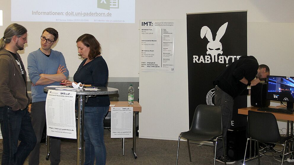 Foto (Lena Schäfer): (von links nach rechts) Christian Ritter, Paul Hemsen, Christine Windhorn und Julian Bornemeier auf dem „Markt der Möglichkeiten 2014“.