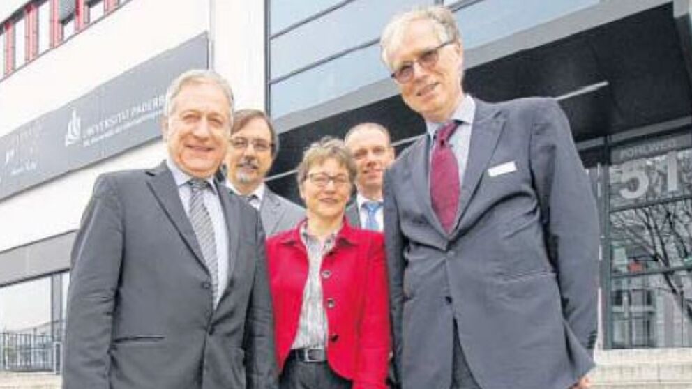 Foto (Martin Siegmann): Expertenrunde: Michael Laska (v. l.), Gregor Engels, Gudrun Oevel, Johannes Blömer und Michael Hange kennen sich mit den Gefahren moderner Kommunikationstechniken aus.